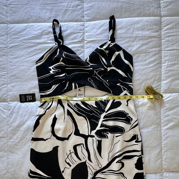 Express NWT Off White and Black Cutout Dress, Large - Picture 6 of 8